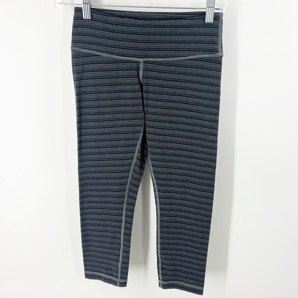 ✅ LULULEMON GREY BLACK STRIPED CROP LEGGINGS SIZE 4 - Picture 1 of 5